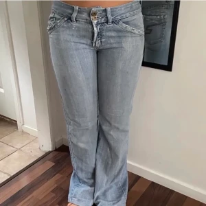 Låga jeans  - Så snygga! Litet hål vid rumpan men det är menat att vara så! Kan skicka bild vid intresse❤️