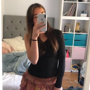 Svart one shoulder tröja  - Säljer denna one shoulder tröja då den inte lämgre kommer till användning, använd 2-3 gånger, kom privat för fler bilder och frågor💕