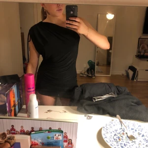 Klänning - Säljer denna jättefina & sköna klänningen från Na-Kd, använd några få tal gånger & fortfarande i toppskick. Står storlek xxs i men passar mig som brukar ha xs-s. Perfekt till fest eller utgång! 100+frakt✨