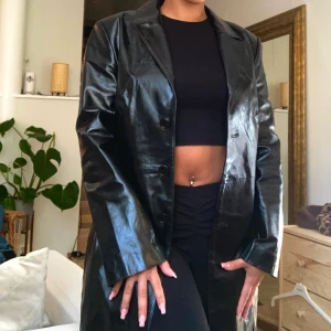 Svart kappa i skinnimitation - Svart kappa i fuskskinn från Zara, endast använd någon enstaka gång. Frakt tillkommer eller så kan den hämtas i Sundbyberg :)