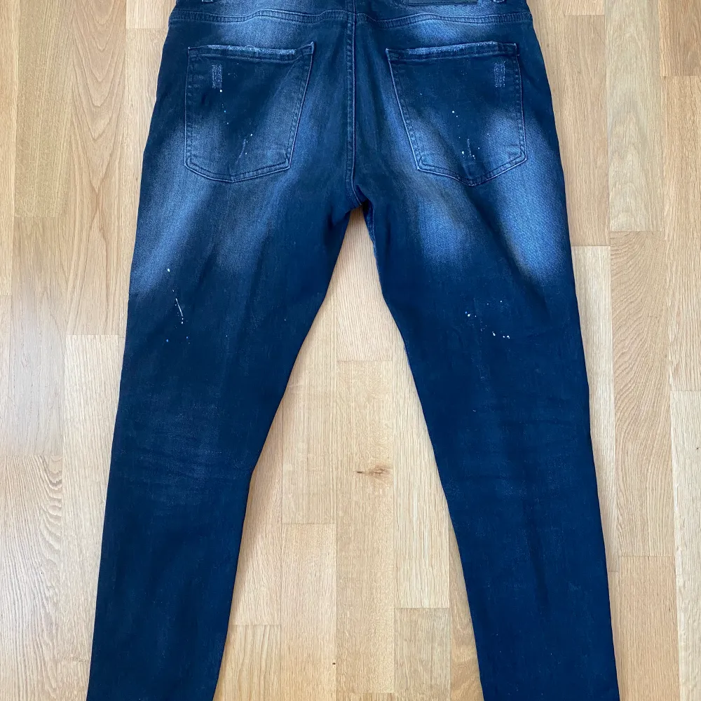 Äkta Dsquared2 jeans i bra skick till ett skit bra pris. Säljer pga dom inte passar mig längre. Jeans & Byxor.