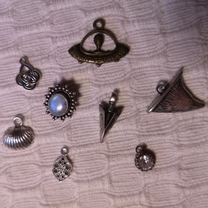 Berlocker  - Berlocker i olika storlekar, tänkt skapa något med dem men har inte blivit av. Se priser på 2a bilden ❤️=15kr 💛=20kr 💚=40kr 💙=80kr vill man ha flera stycken kan man få lite rabatt. 