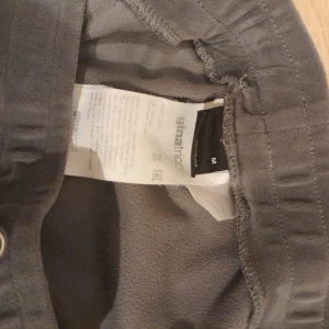 gråa gina tricot byxor - säljer ett par gina tricot byxor i velour material de är väldigt sköna men saknar tyvärr snöret.