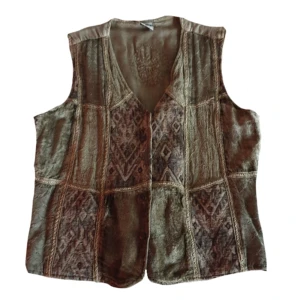 Retro väst - En höftig retro väst med massor av detaljer. Spänne på baksidan. 2 knappar saknas! ☆ (fraktpis kan ändras då jag postar med frimärken) 