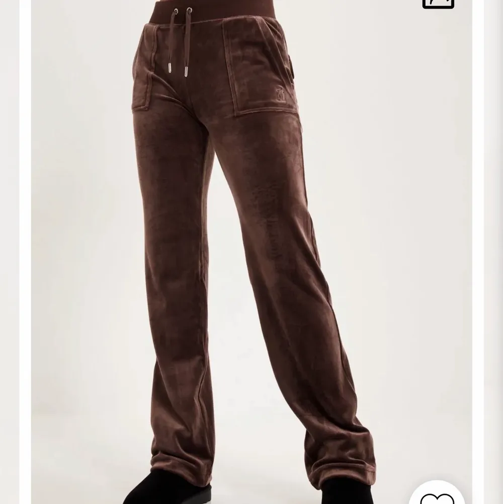 Juicy Couture i storlek: S Köpta ifrån nelly.com  Använt några gånger ser helt nya ut!  Säljer bara underdelen!. Jeans & Byxor.
