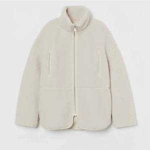Pilejacka - Säljer min jättefina pilejacka från H&M! Ett litet hål i innertyget vid armhålan men det går nog lätt att sy om man vill🤍