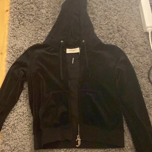 Juicy couture - Säljer min juicy tröja pga ingen användning, helt fel fri och nästan aldrig använd. Jätte skön och bekväm☺️