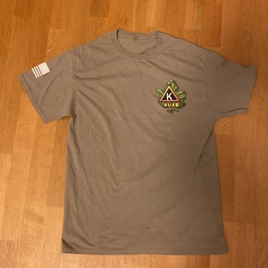 Vintage t shirt - Beige-grå vintage t shirt med print i storlek M.