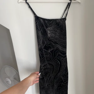 Glitter klänning öppet i bak - 80kr Använd en gång Small Korsat i bak Hm