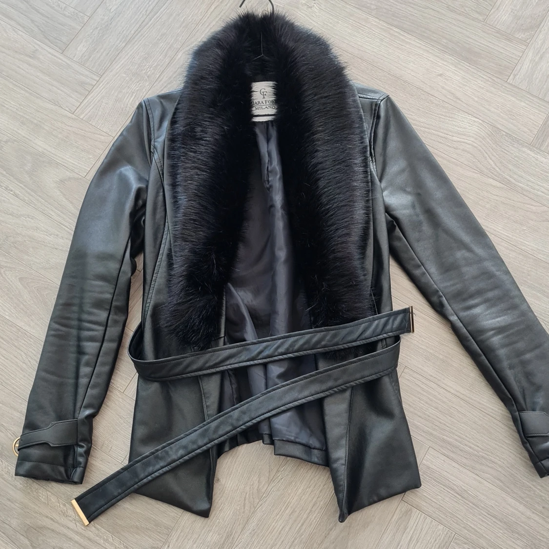 Snygg jacka i läderinimitation - 91