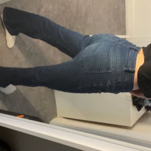 jeans - säljer dessa lågmidjade jeans, alldrig använda så i fint skick!! är i storlek 28 men passar mig som har S❤️