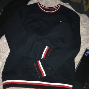 Tommy hilfiger - Helt ny säljer få jag inte använder och den är för liten för mej aldrig använt bara testad en gång 💕har en i vit oxå