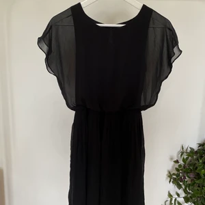 Svart Gina Tricot klänning🖤🖤 - Svart Gina Tricot klänning i storlek XS🖤 klänningen är i nyskick🤍🤍