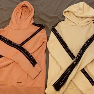 Gant hoodie  - Säljer nu två gant hoodies! Den rosa är använd få fåtals gånger och är jätte fin i skick! Den vita är enbart använda en gång men har blivit någon vit fläck därför går priset att diskutera 