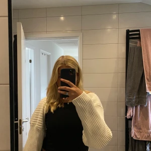 Kofta - Super fin kofta, passar perfekt till vardags men går även att klä upp. Storlek L skulle säga att den är liten i storleken💓