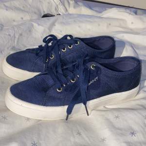 Ett par blåa Gant skor i storlek 37. De är endast använda två gånger. 