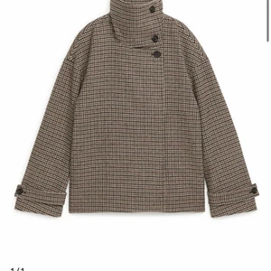 Slutsåld arket jacka - Otroligt fin kappa ifrån arket, helt ny och endast använd en dag då jag fick tag i en större storlek som jag letat efter! 