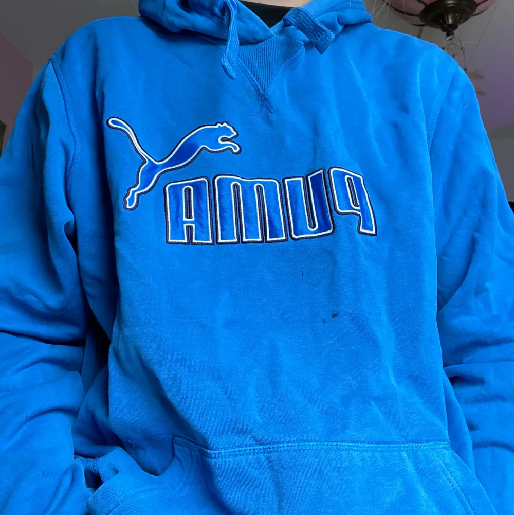Skitbekväm blå Puma hoodie den har en liten svart färg fläck på framsidan men den syns knappt annars i perfekt skick. Säljer då jag inte riktigt använder Hoodies längre<3. Hoodies.