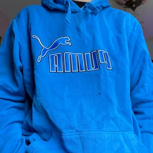Blå Puma hoodie  - Skitbekväm blå Puma hoodie den har en liten svart färg fläck på framsidan men den syns knappt annars i perfekt skick. Säljer då jag inte riktigt använder Hoodies längre<3