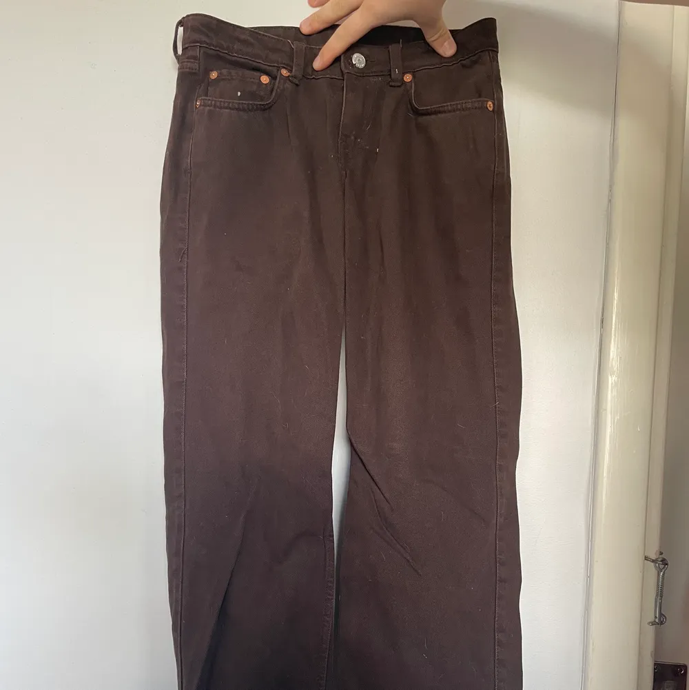 Supersnygga bruna byxor! De är låg midjade och knappt använda! Byxorna är nästan alltid slutsålda, ordinarie pris 550😇 köparen står för frakten🥰. Jeans & Byxor.