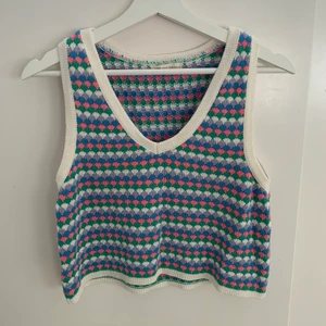 CROP TOP STRADVARIUS - Topp från Stradvarius i nyskick. Frakt ingår i priset! 