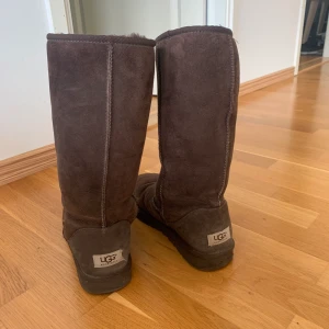 Uggs  - Höga uggs i brun färg. Sparsamt använda och i bra skick. Köpte för ca 3000 4 år sedan. Extremt sköna och gosiga men använder tyvärr aldrig längre. Köpare står för frakt. 