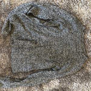 Jätte mysig stickad tröja från h&m, men använder bara inte och säljer därför. Köparen står för frakt 💕  