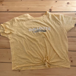 Hollister tröja - Hej! Jag säljer nu en fin hollister tröja i storlek medium som jag inte änvänder. Använd ett fåtal gånger. Köpt i Stockholm för 189kr och säljer nu för 50kr. Köparen står för frakten. Kontakta för mer bilder, information och överenskommelsen 😁