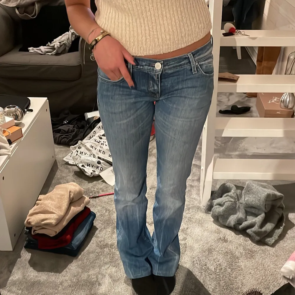 Blå typ bootcut jeans från replay blue jeans modell RADELL, lågmidjade och långa i benen, är 1,60. Storlek 28 i midjan och 34 i längd, innebenslängd 77, midja rätt över 40. Jeans & Byxor.