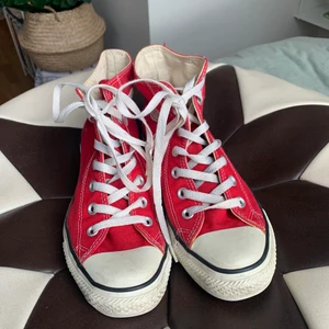 Äkta converse storlek 37,5 - Höga converse som säljes i befintligt skick! Någon mörka vid tungan men inget som syns när dom knöts. Lätt gula pga gamla men i övrigt i fint skick! 