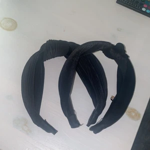 Diadem - Två supersöta diadem❤️ Köp en av dem för 35kr eller båda två för 60kr☺️ Tryck inte på köp direkt utan skriv till mig först så svarar jag inom max tio timmar!