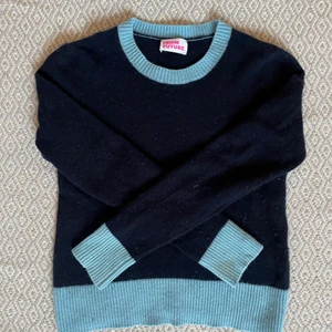 Fromfuture tröja - Säljer denna Kashmir tröja ifrån  FromFuture! Lite nopprig men går enkelt bort med en nopper maskin eller Kashmir kam. Har även en liten fläck på armen som knappt syns! 