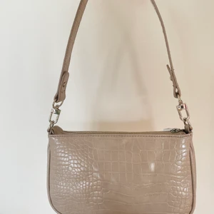 Handväska  - Säljer denn beige handväskan från Urban outfitters och är i super bra skick 💓