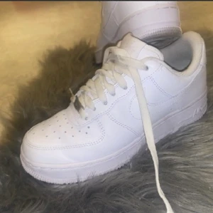 Nike Air Force 1  Stl 40, passar även 39 - ❤️Använt 3 gånger❤️ Va lite snabb med att köpa dessa skor pga dem inte fanns någonstans så dom blev en aning för små😩❤️