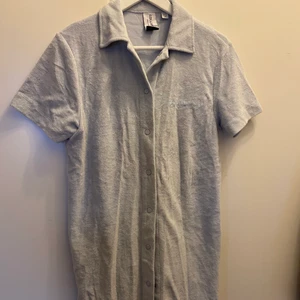 Frotté klänning  - En frottéklänning från Collusion. Aldrig använd🦋 skriv om du vill ha mer bilder💓