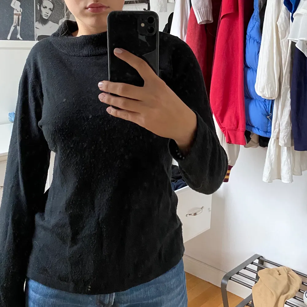 Gullig och skön svart tröja i  storlek S💓💓 Säljer pga använder inte lika mycket💞💞. Stickat.