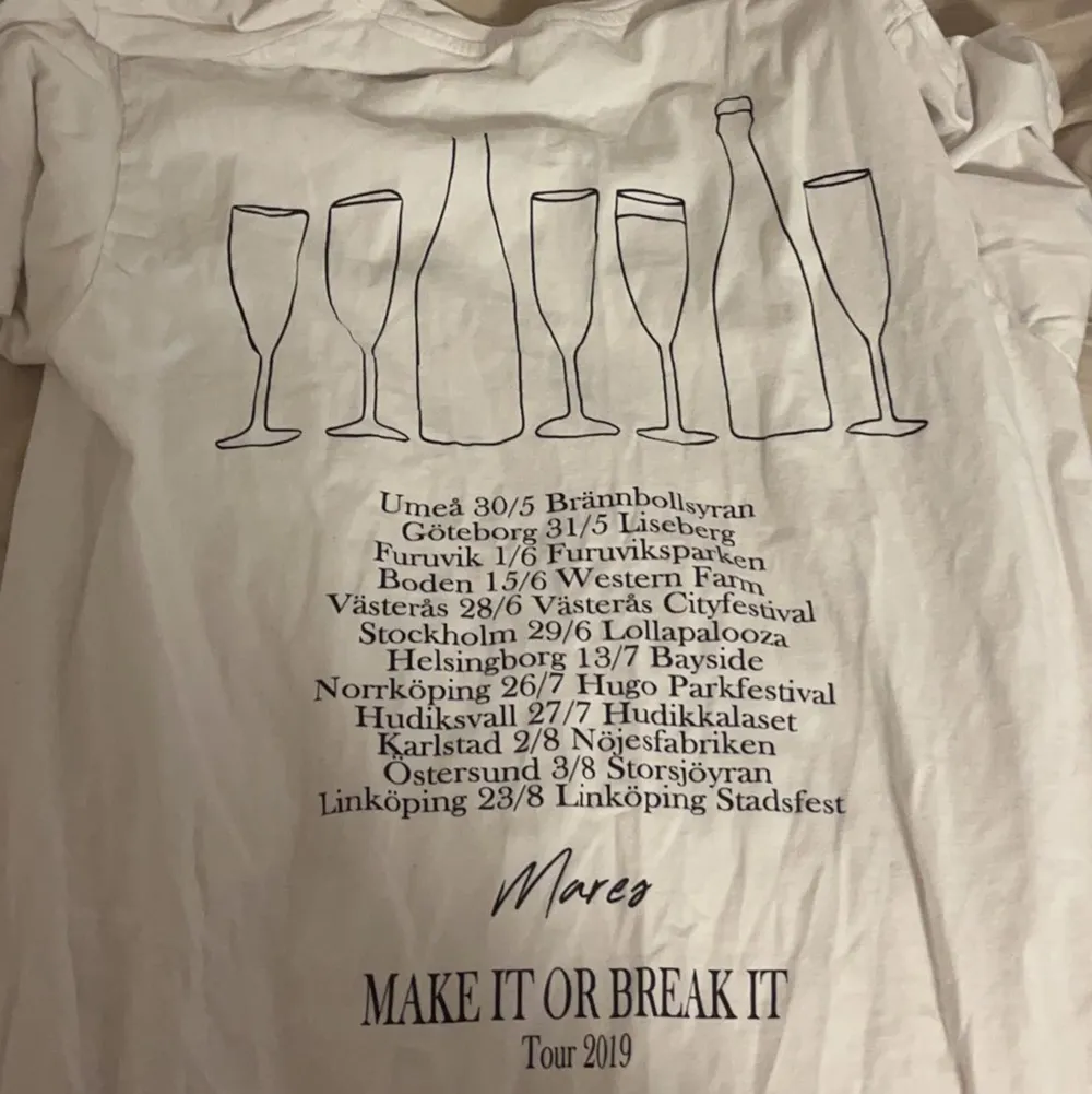 Hur sorgligt det än är för mig är min Mares tshirt från 2019 till försäljning. Jag har enbart behållt den för det sentimentala och tröjan förtjänar bättre än så iom deras avslut nu. 💔 Frakt tillkommer och tar inte emot skambud på denna fina. . T-shirts.