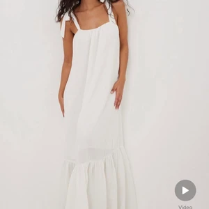 Maxiklänning x Lojsan Wallin - Säljer en superfin långklänning från NAKD x Lojsan Wallin! Säljer pga för lång för mig (bild 2)   Ord pris: 659:-