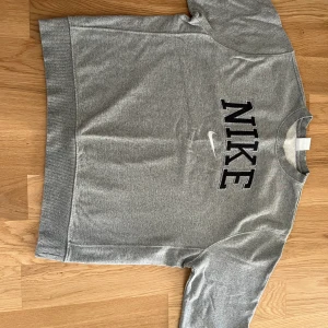 Nike Sweatshirt - Grå Nike sweatshirt i bra skick