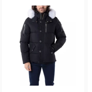 Moose knuckles jacka  - Moose knuckles jacka till salu. Helt perfekt. Inga fel. Endast använd 2-3 gånger! Äkta.  Kostar 11 999kr i butik. 