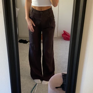 Bruna kostymbyxor  - Säljer mina helt oanvända kostymbyxor från monki. Storlek 32🌟 Köpta för 400kr 