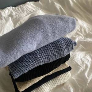 Stickade tröjor - Gå in på min profil och köp två för 400 och en för 200💗Alla tröjor i fint skick som aldrig har kommit till andvändning💗