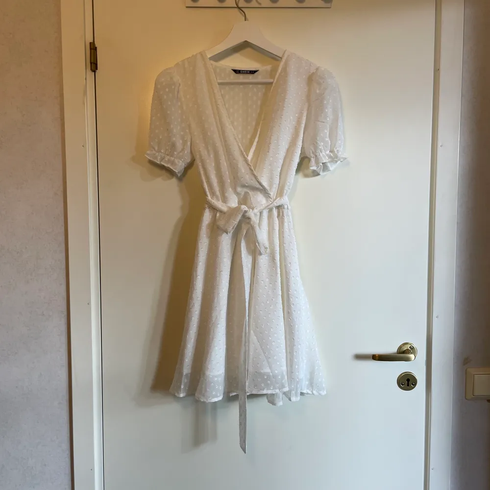 Väldigt fin vit klänning från Shein i storlek XS. Köpt här på Plick. Två av bilderna är lånade från den förre säljaren på Plick. Älskar denna söta och nätta klänning men säljer då jag inte tycker att den passar min kroppsform.. Klänningar.