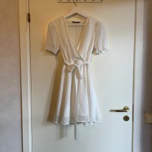 Väldigt fin vit klänning från Shein i storlek XS. Köpt här på Plick. Två av bilderna är lånade från den förre säljaren på Plick. Älskar denna söta och nätta klänning men säljer då jag inte tycker att den passar min kroppsform.