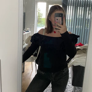 Svart topp - Denna köptes för länge sen på HM och har använts fåtal gånger. Storlek M och sann till storlek Har en likadan i röd!