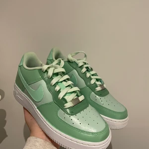 Custom air force - Custommade air force 1 med en grön design💚 finns i storlek 36,5✨ 1200+frakt   Instagram - elacustom #airforce