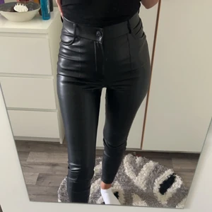 Skinnbyxor från zara  - Skinnbyxor från zara storlek 34.