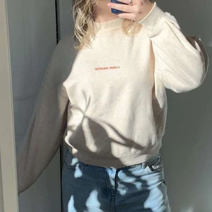 carin wester tröja - en carin wester collagetröja som jag tyvärr växt ur, storlek s men sitter oversized 🫶🫶(det är min kompis på bilden)