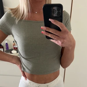 Topp från Nelly  - Grön fin topp från Nelly storlek 34