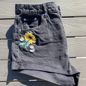 Shorts med brodyr - Säljer dessa short då det är för små för mig. Jag har typ M i jeans/shorts men dessa är i storlek 42 och passar inte. Så jag skulle säga att de passar S. Aldrig använda så i jätte fint skick, skriv vid funderingar🥰